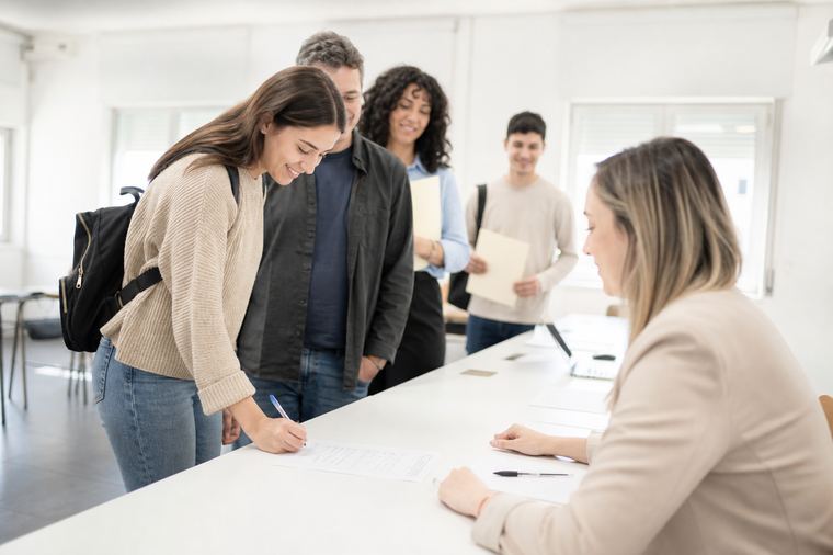 Postazione ordinata di chi tiene il registro delle presenze di un corso di formazione.